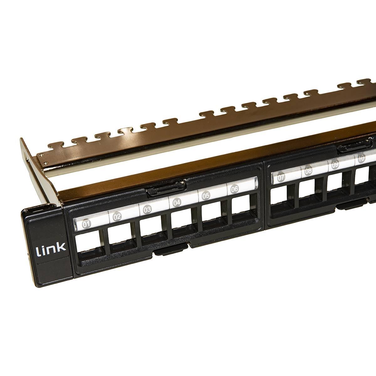 Pannello patch vuoto in metallo con frame removibili con barra supporto posteriore per connettori schermati con presa a terra